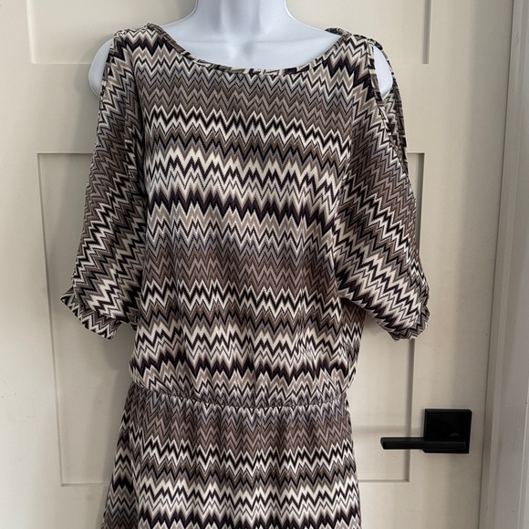 Chic Chevron Long Sleeve Dress - Picture 3 of 5